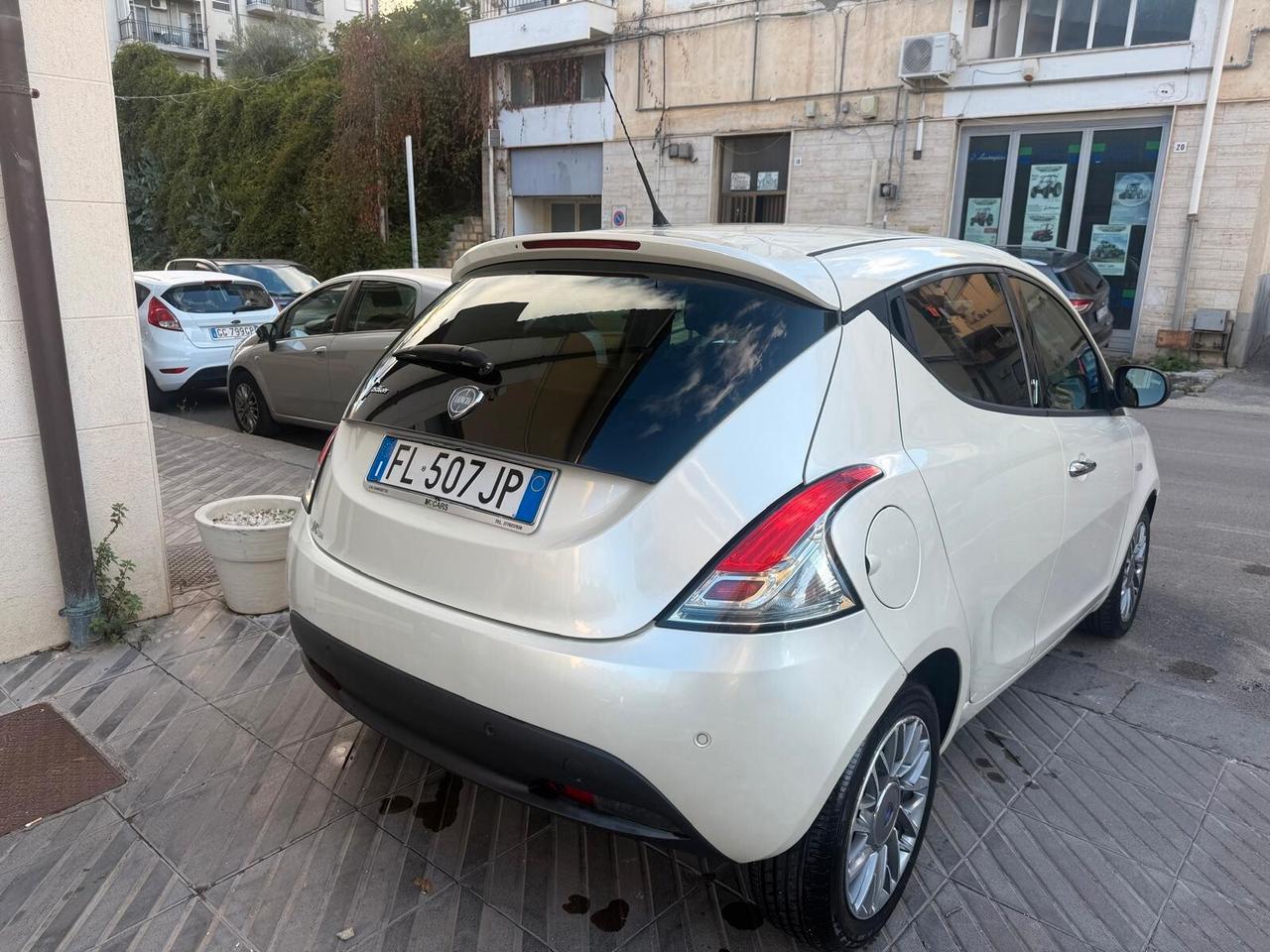 Lancia Ypsilon 1.3 MJT 16V 95 CV 5 porte S&S Silver
