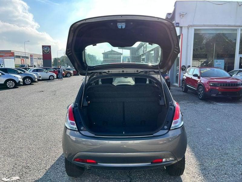 Lancia Ypsilon 0.9 TwinAir 85 CV 5 porte Metano Ecochic Silver