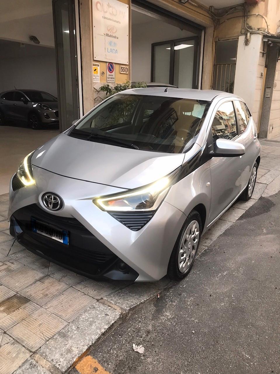 Toyota Aygo Connect 1.0 VVT-i 72 CV 5 porte x-play