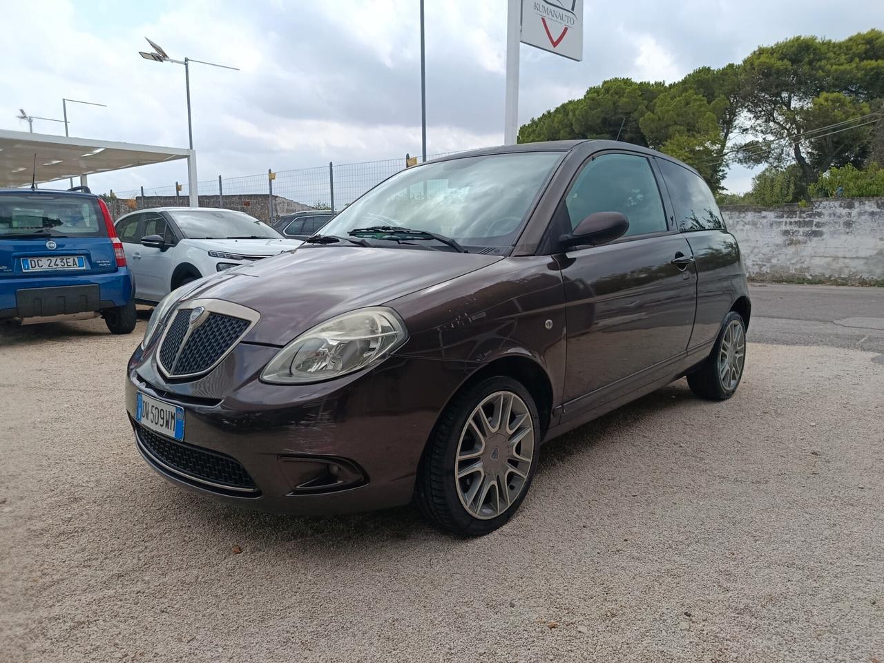 Lancia Ypsilon 1.2 versus