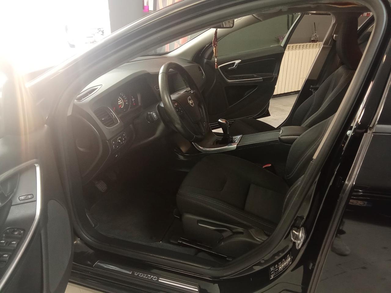 Volvo V60 D2 R-design