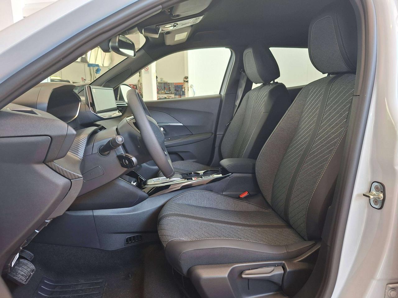 Peugeot 2008 1.2 hybrid ALLURE 145cv e-dcs6 KM ZERO !!!