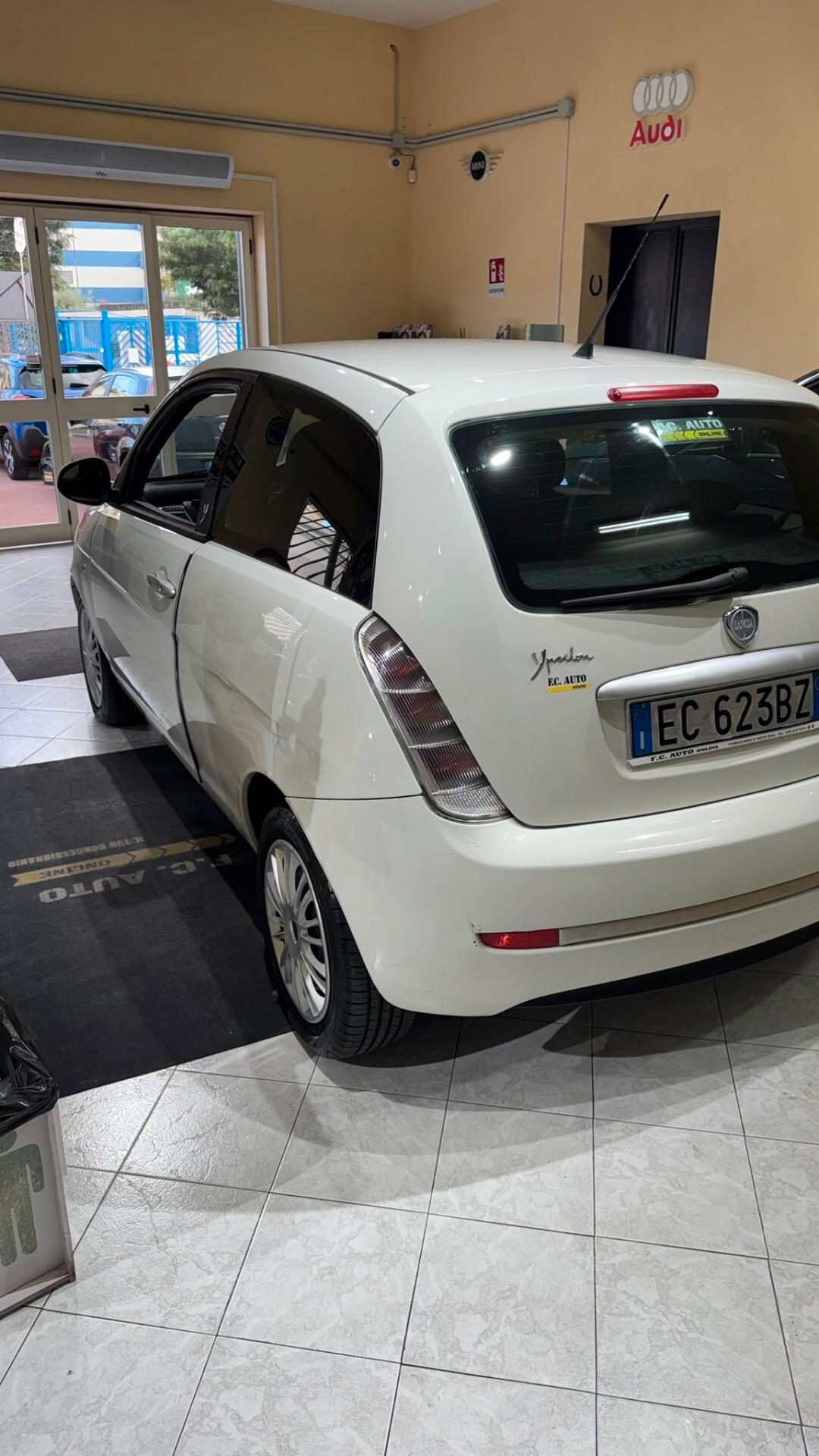 Lancia Ypsilon 1.3 MJT 75 CV Versus