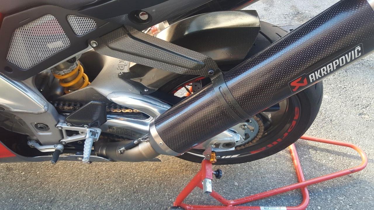 Aprilia RSV 1000 AKRAPOVIC