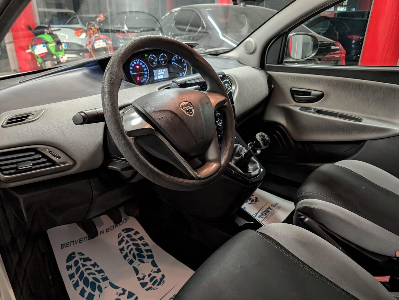 Lancia Ypsilon 0.9 TwinAir 85 CV 5 porte Metano Ecochic Silver