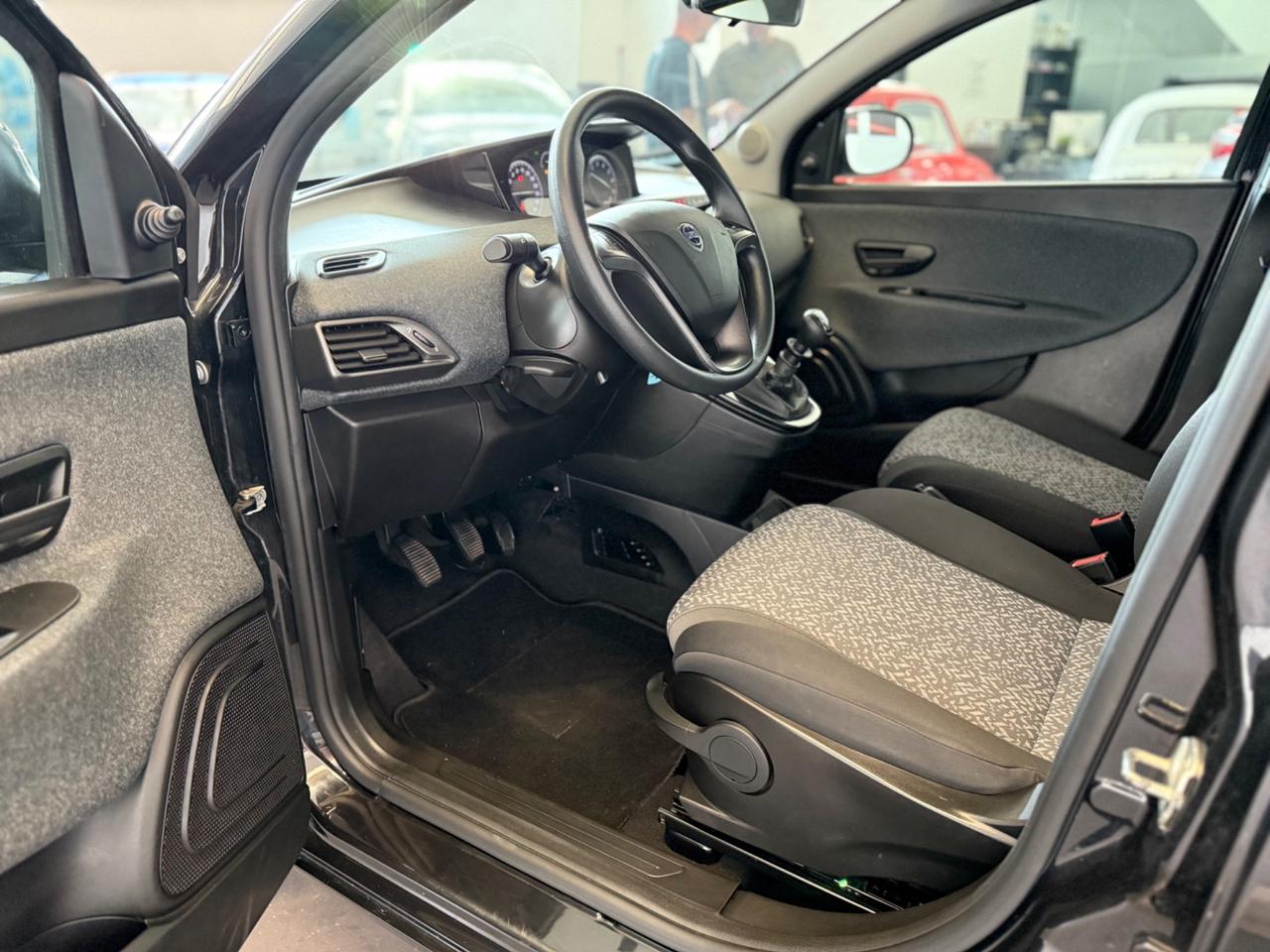 Lancia Ypsilon 1.0 FireFly 5 porte S&S Hybrid Silver