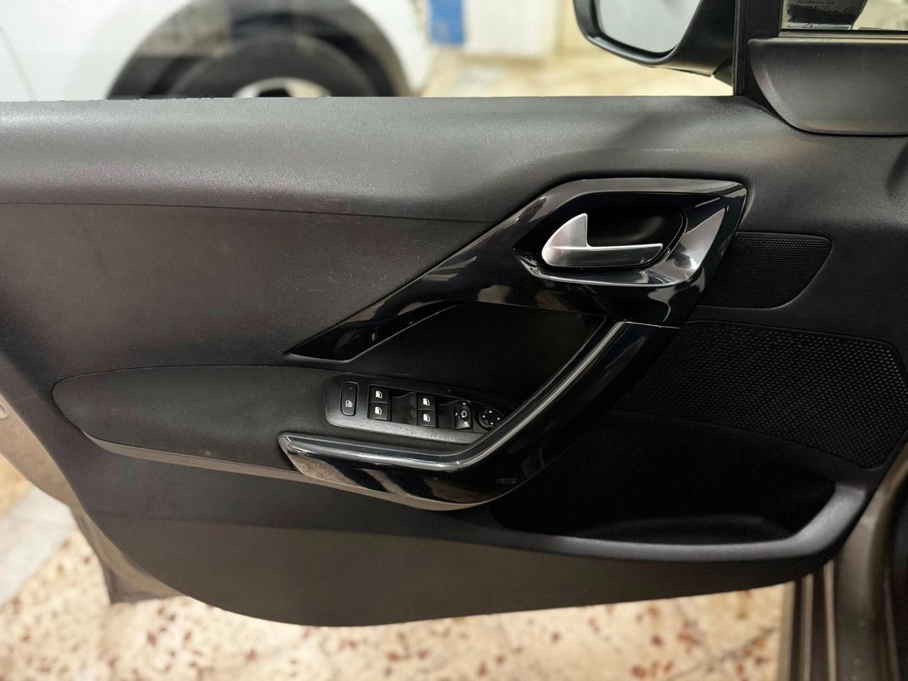 Peugeot 208 1.4 HDi 68 CV 5 porte Allure