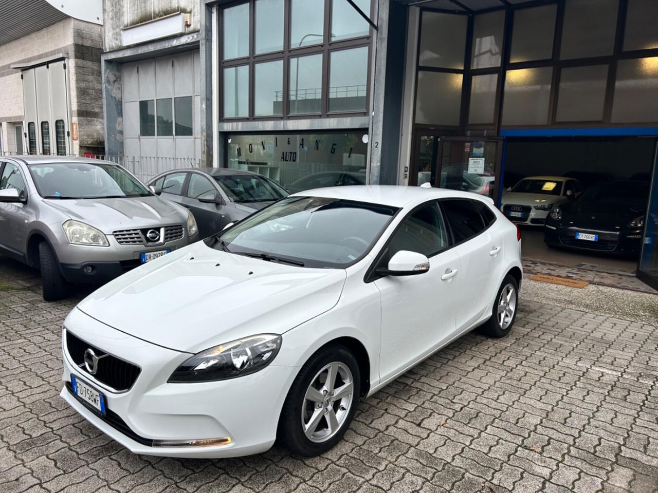 Volvo V40 2.0 D2 CV 120 R-design EURO6 Momentum