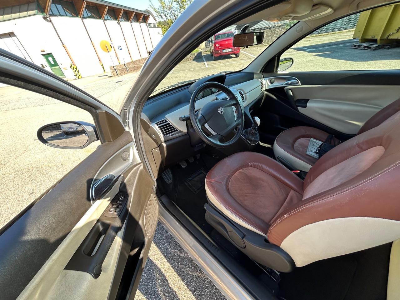Lancia Ypsilon 1.4 16V Sport MomoDesign