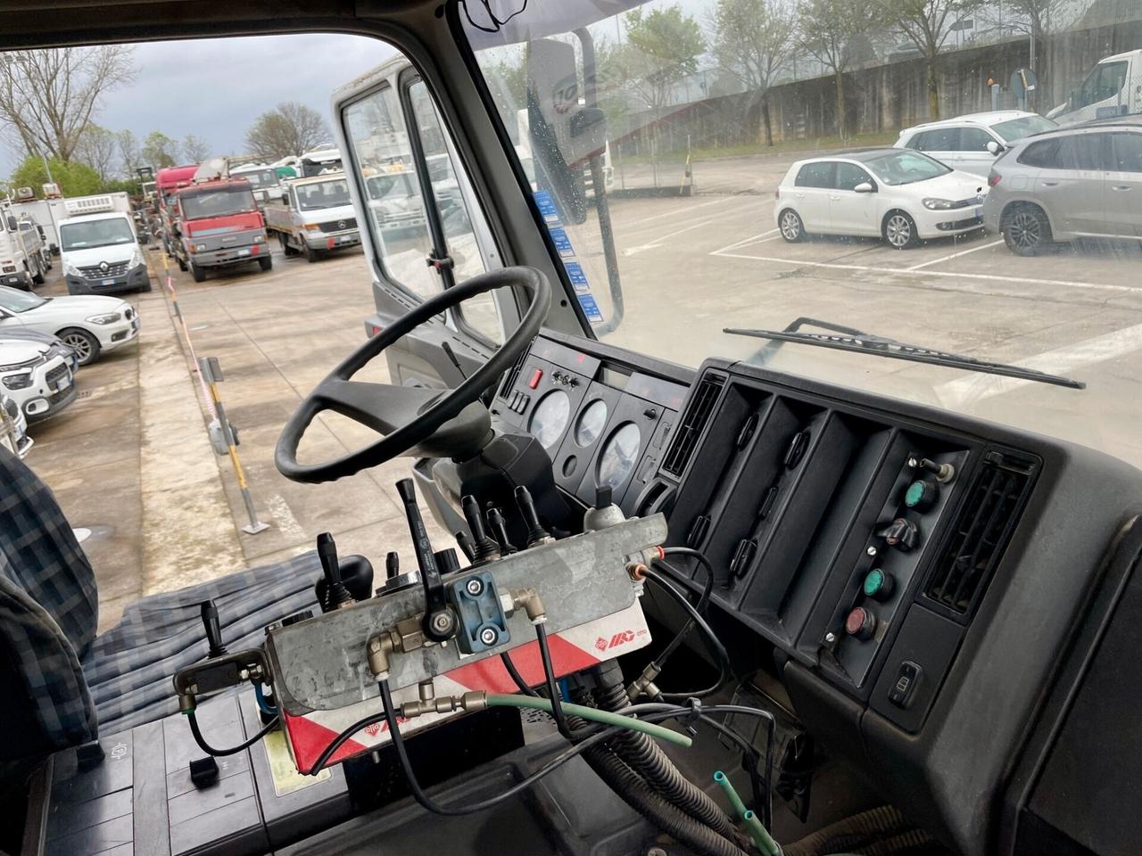 MERCEDES-BENZ 25-34 SK 6X2 LAVASTRADE CON CISTERNA IN ACCIAIO