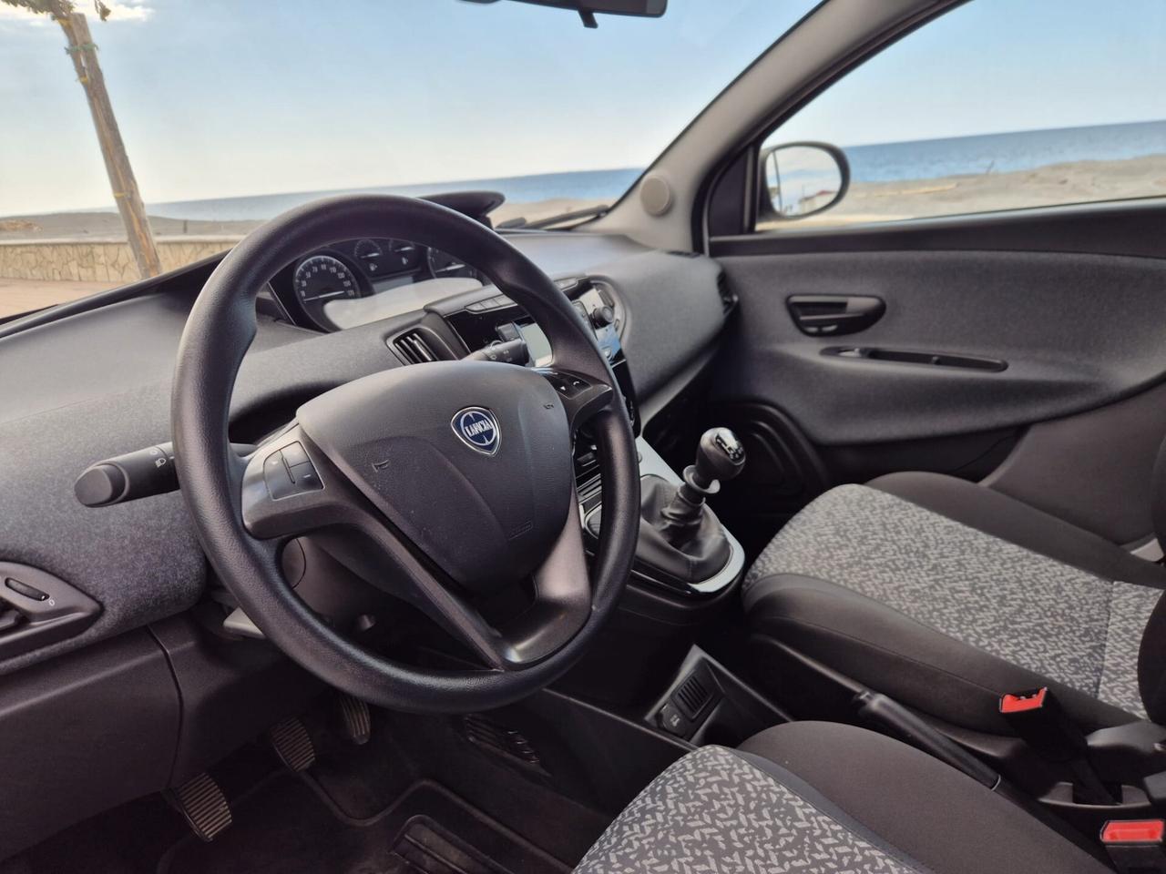 Lancia Ypsilon 1.0 FireFly 5 porte S&S Hybrid Ecochic Silver