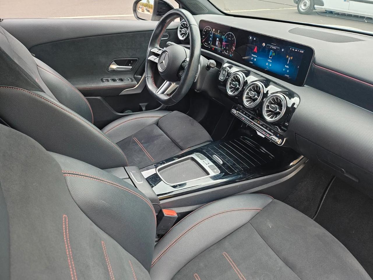 Mercedes-benz A 200 200d AMG*PACCHETTO NIGHT*MBUX*NAVIGATORE*TELECAMERA*LED*PDC