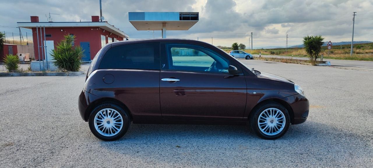 Lancia Ypsilon 1.3 MJT 75 CV Versus