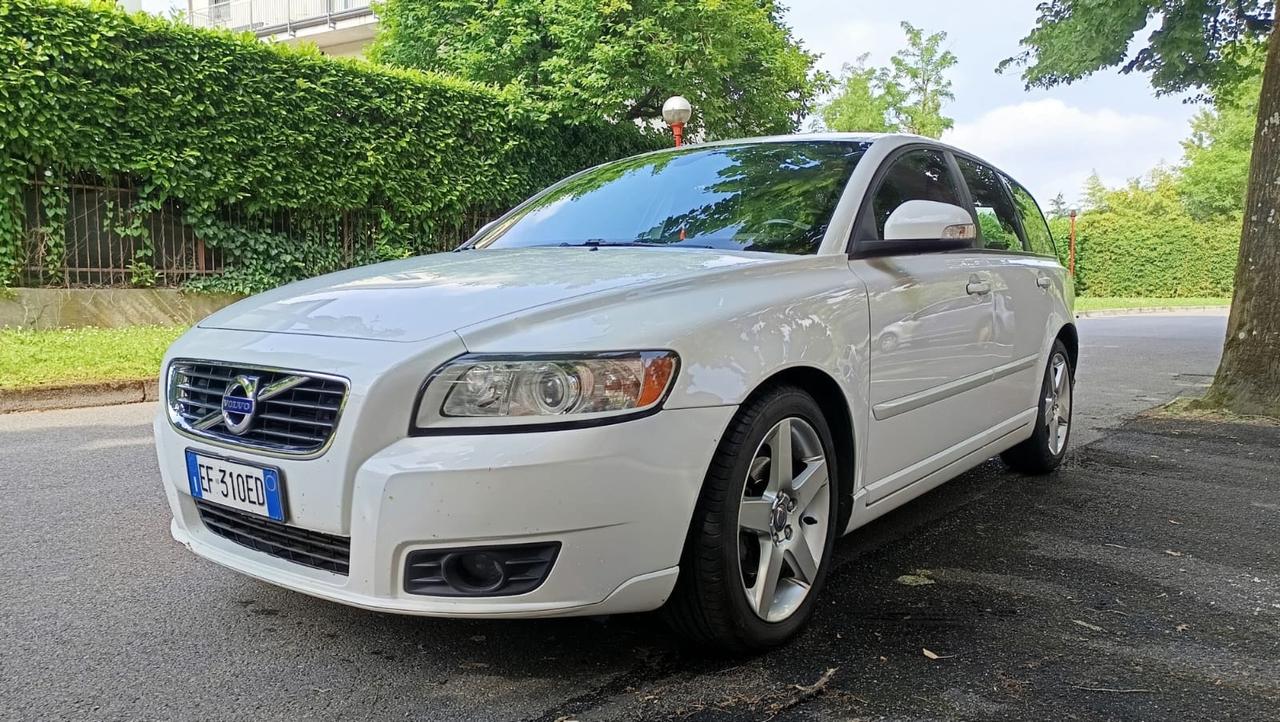 Volvo V50 D3 R-design