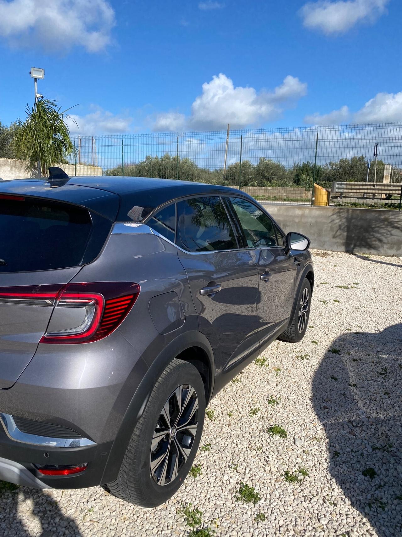 Renault Captur TCe 90 CV Techno compresa di passaggio