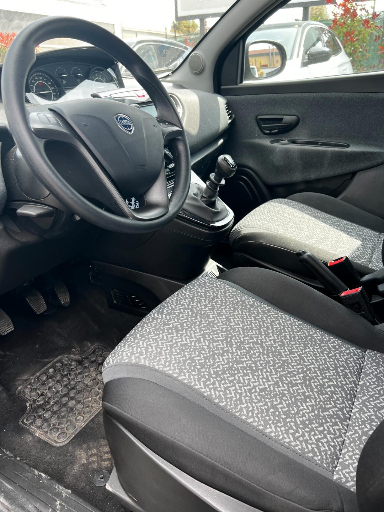 Lancia Ypsilon 1.0 FireFly 5 porte S&S Hybrid Ecochic Silver