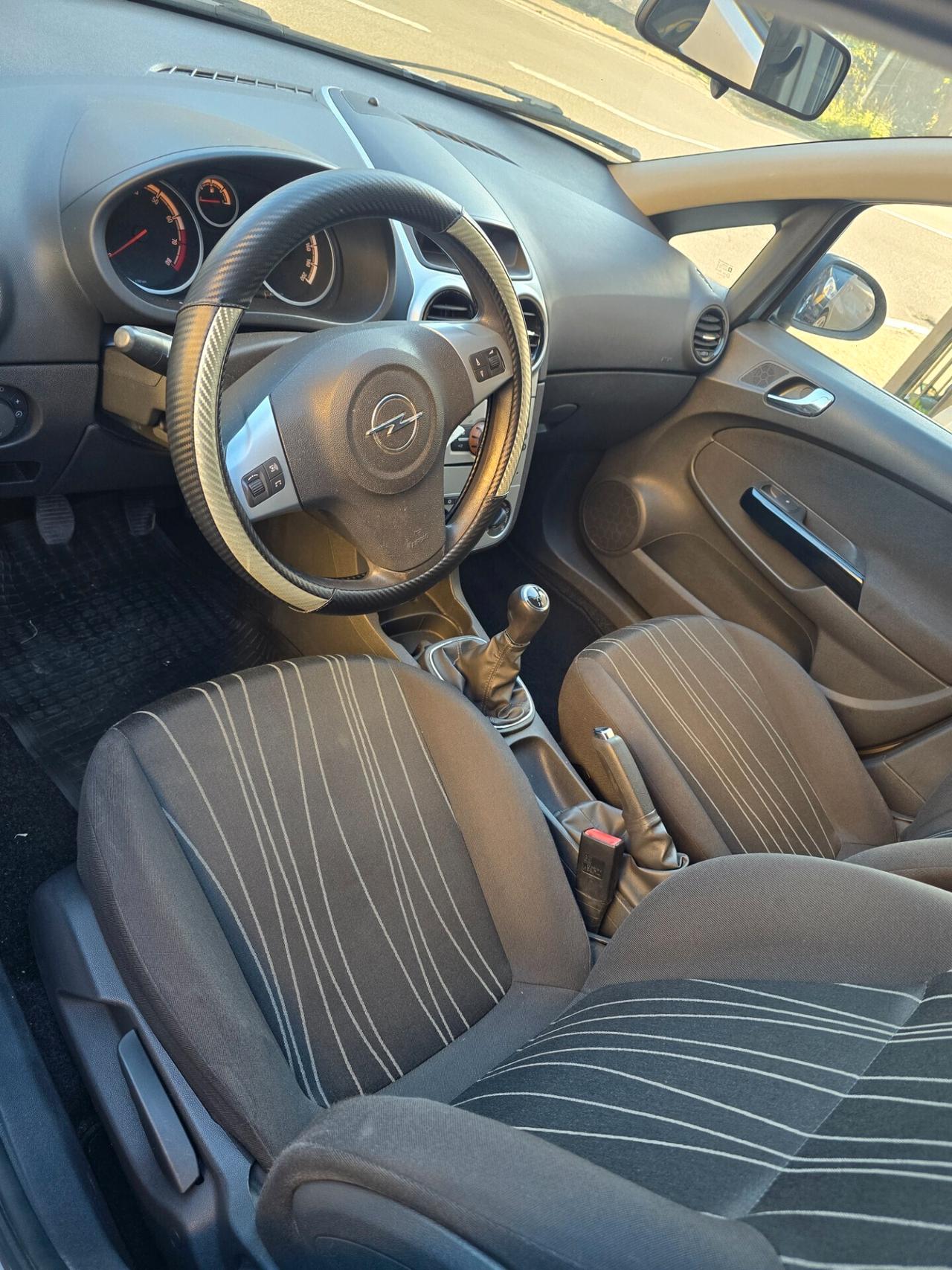 Opel Corsa 1.2 5 porte Club NEOPATENTATI