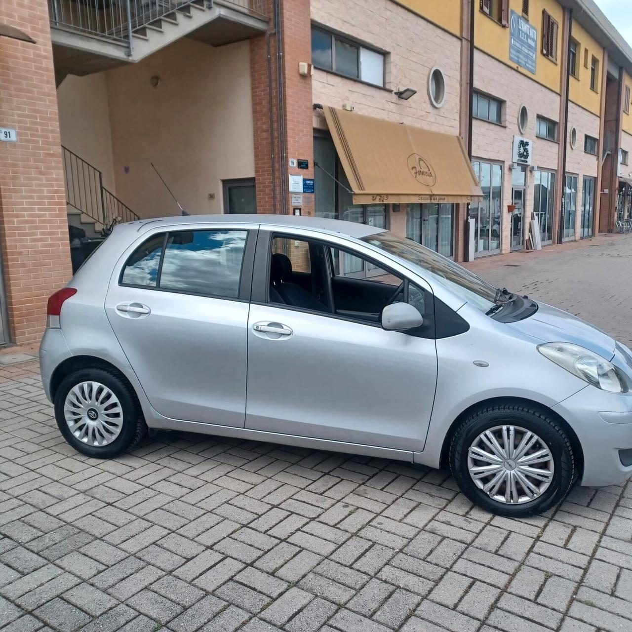 NEOPATENTATI YARIS 1.0 5 PORTE BEN CONSERVATA