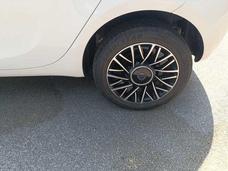 Lancia Ypsilon New 5 porte My24 1.0 Firefly 70 CvStart&Stop Hybrid Oro