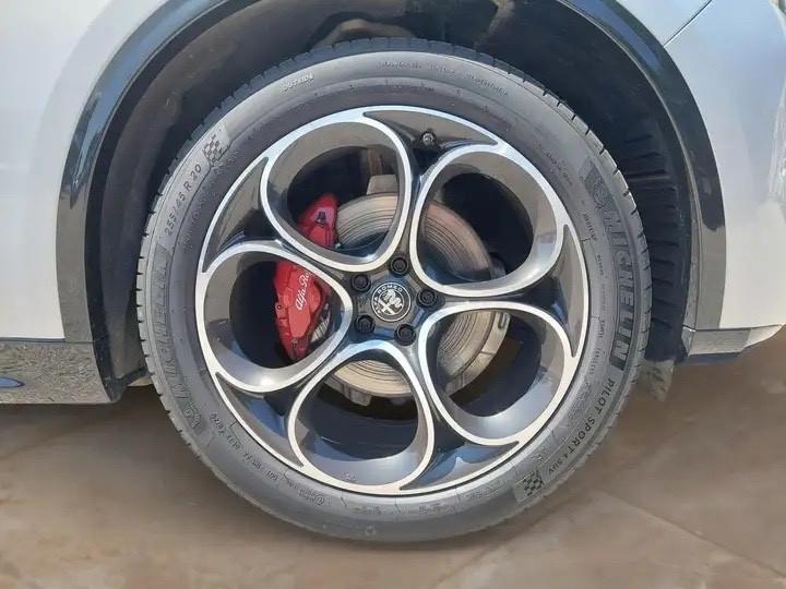 Alfa Romeo Stelvio Veloce Q4 210cv possibilità noleggio no scoring