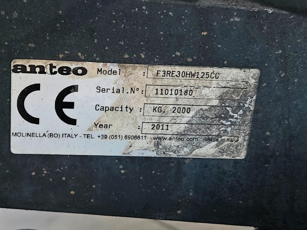 MERCEDES AXOR 1833 FRIGO CON PEDANA-2011