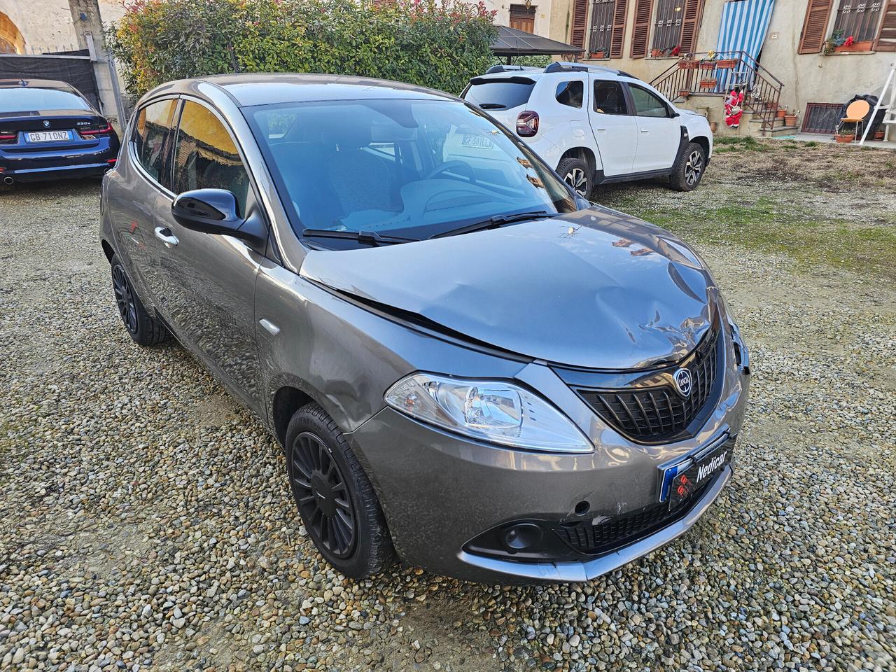 Lancia Ypsilon 1.0 S&S Hybrid Silver