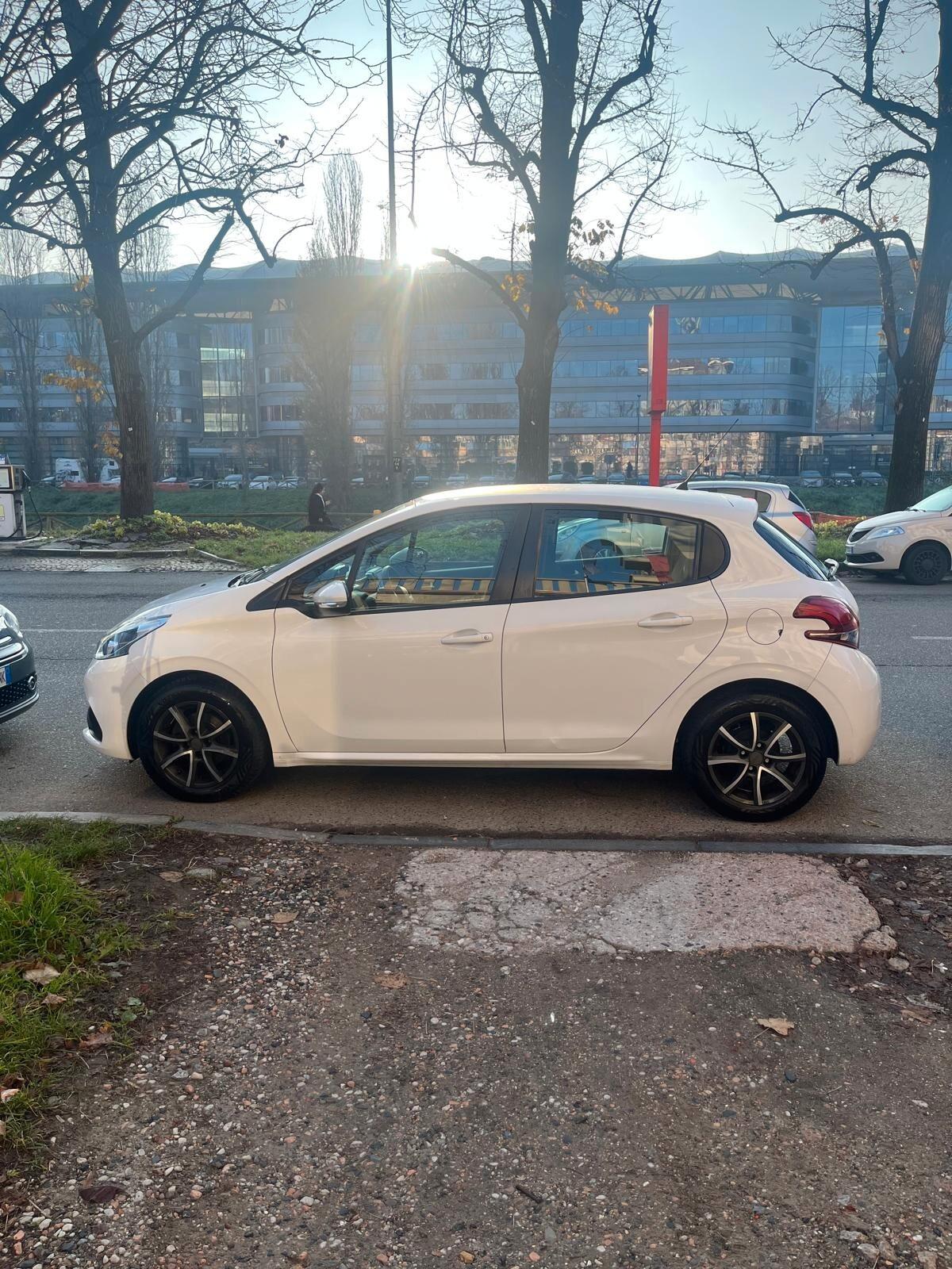 Peugeot 208 PureTech 82 5 porte Allure