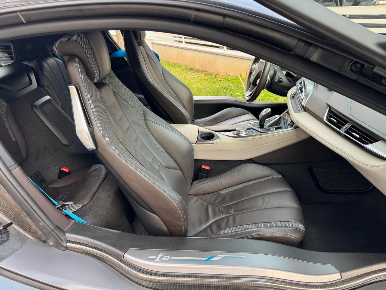 BMW i8 COUPE' TRE VOLUMI HYBRID 231cv