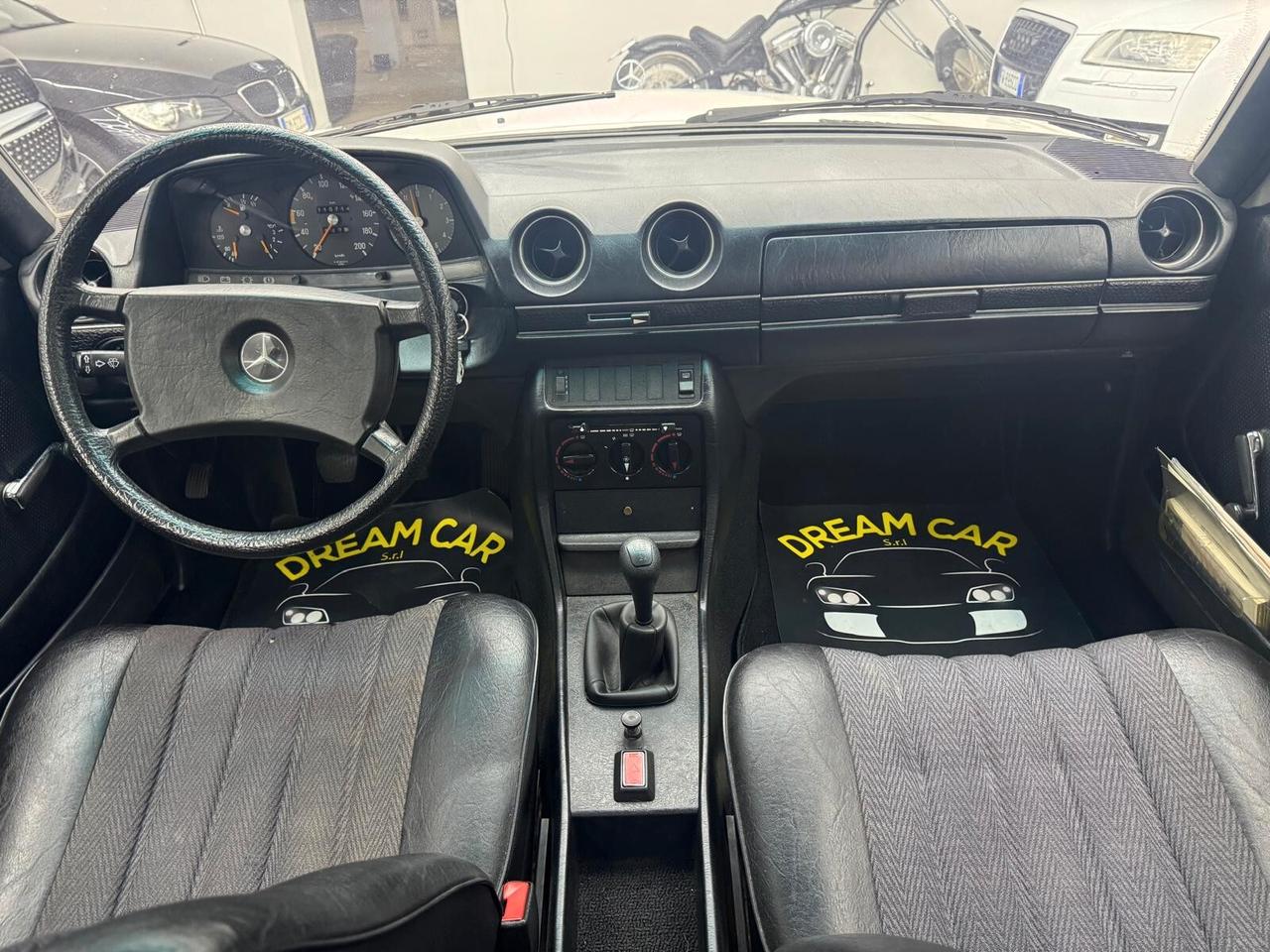 Mercedes-Benz 200 -Benzina