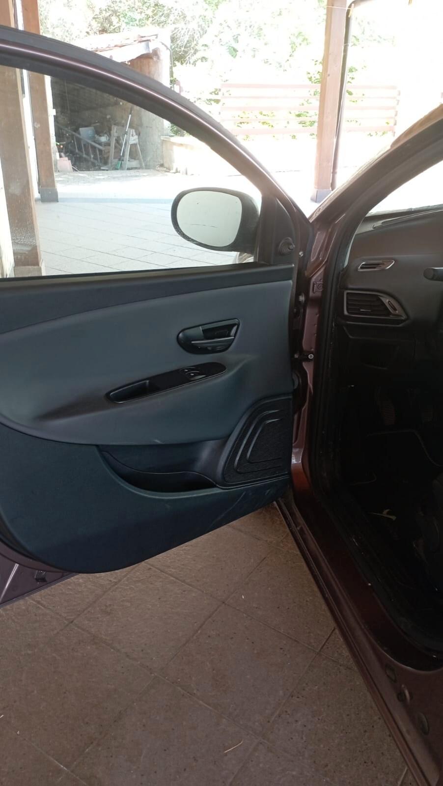 Lancia Ypsilon 1.2 69 CV benzina