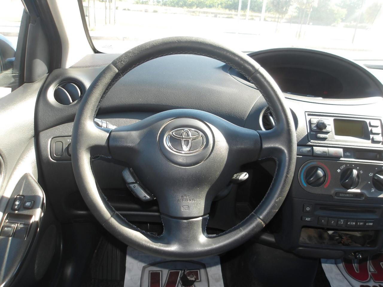 TOYOTA YARIS 1.0 BENZ-2005