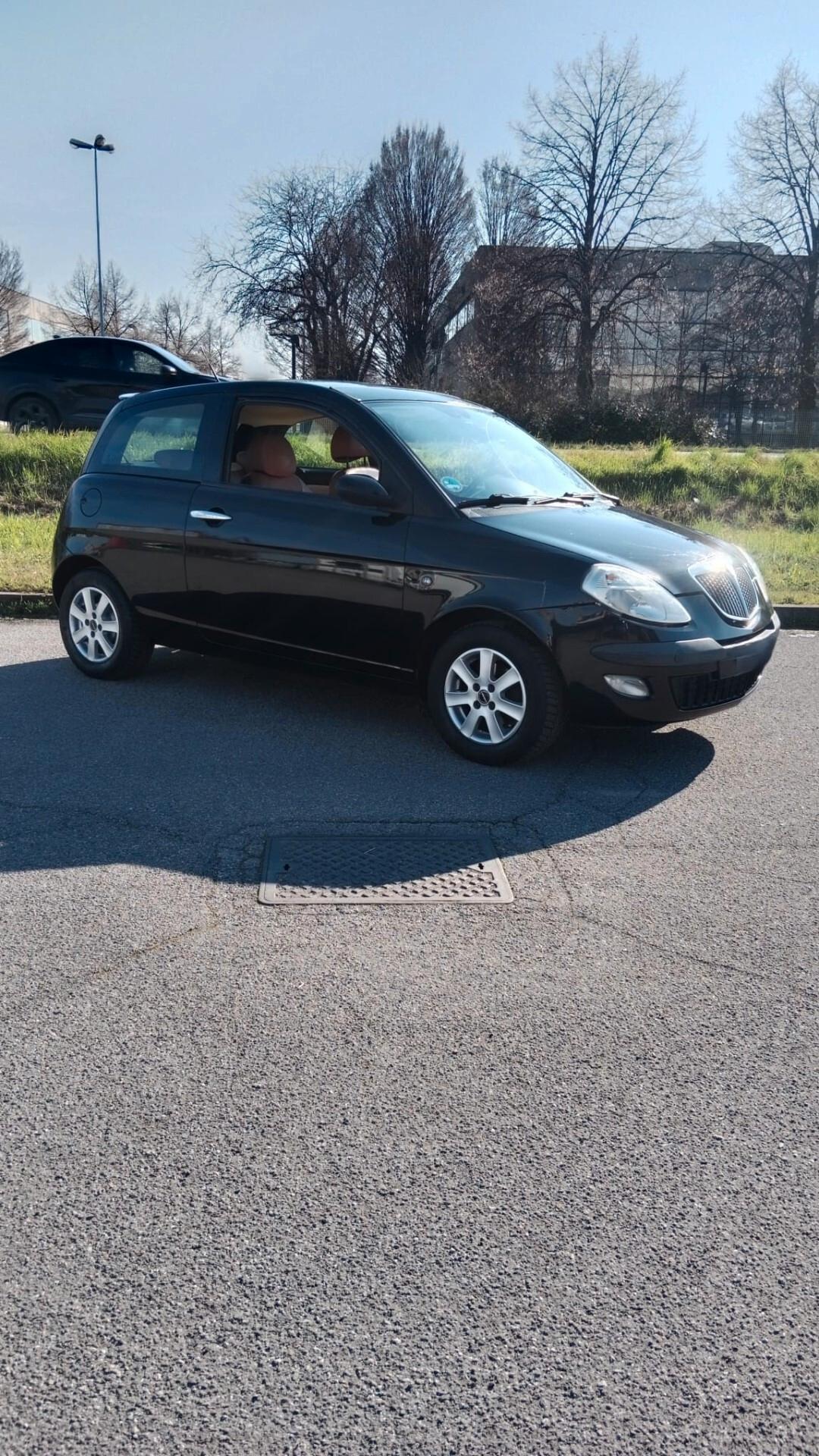 Lancia Ypsilon 1.4 16V Oro