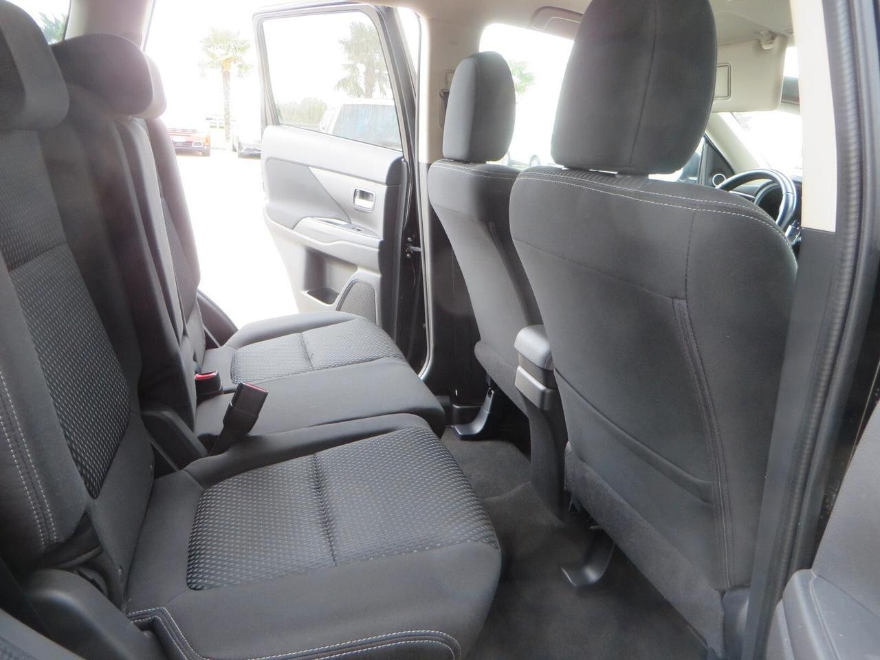 Mitsubishi Outlander INSTYLE PLUS NAVI 2.2 DI-D 4WD Aut. 7 posti