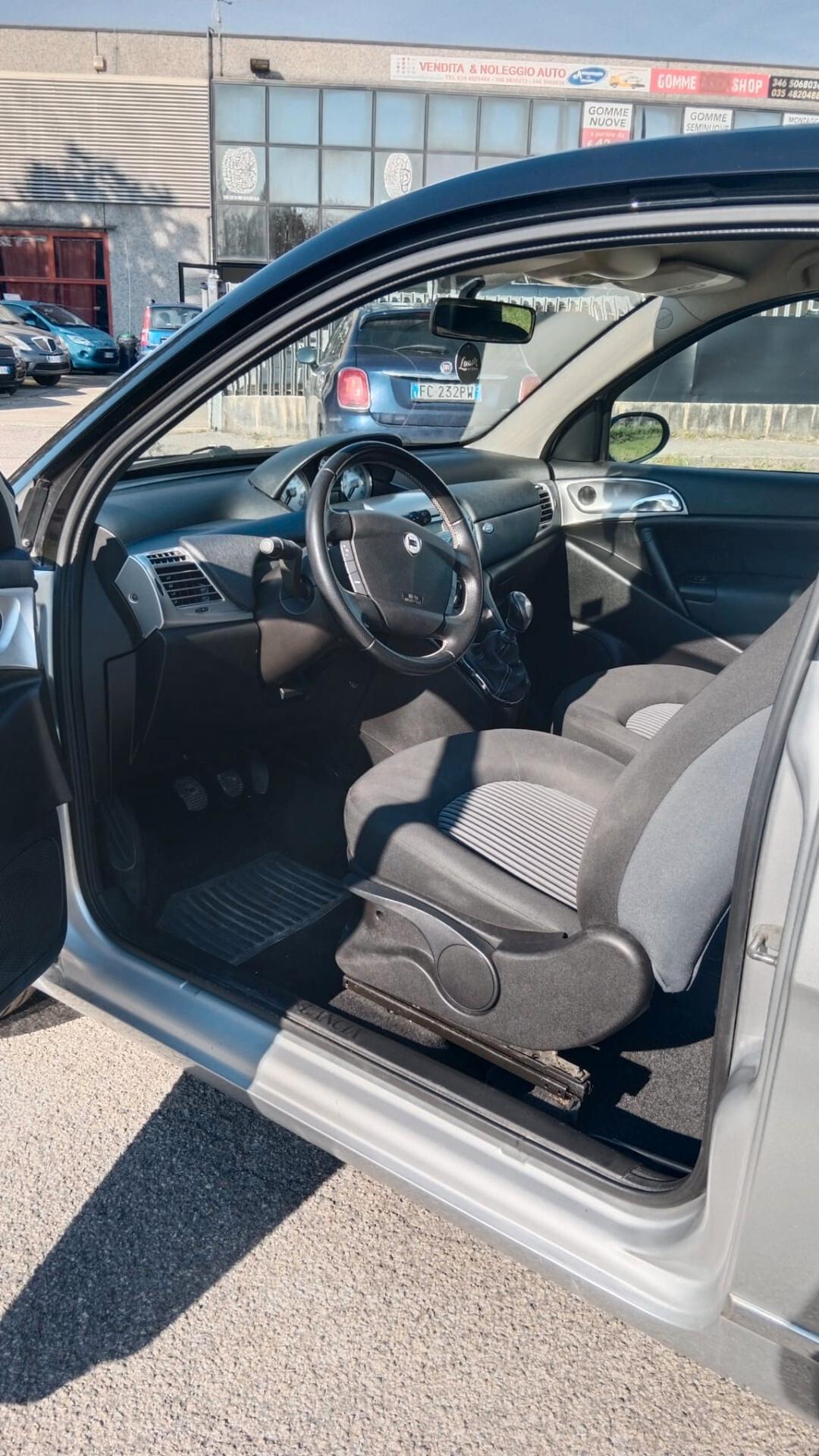 Lancia Ypsilon 1.4 16V bicolore argento e nera