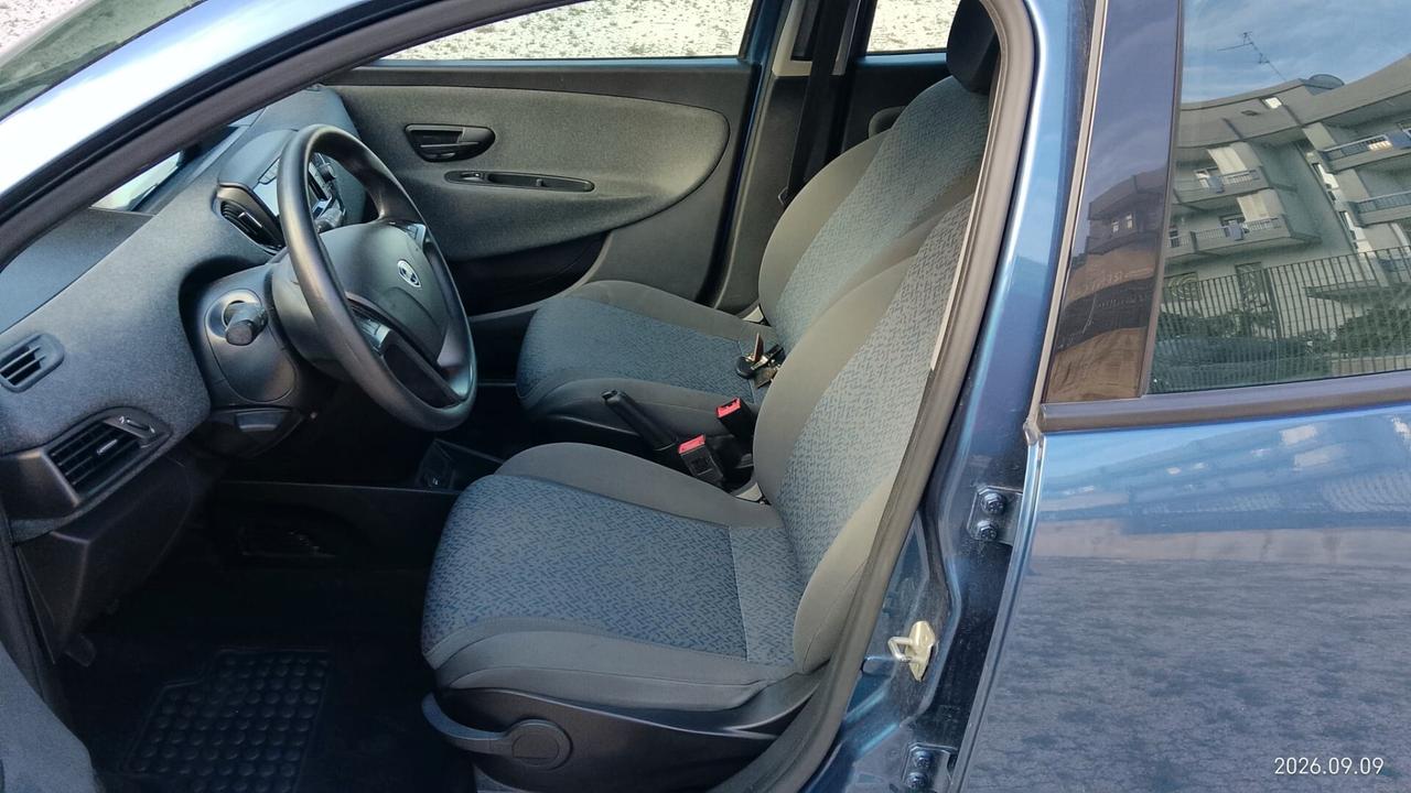 Lancia Ypsilon 1.0 FireFly 5 porte S&S Hybrid Silver