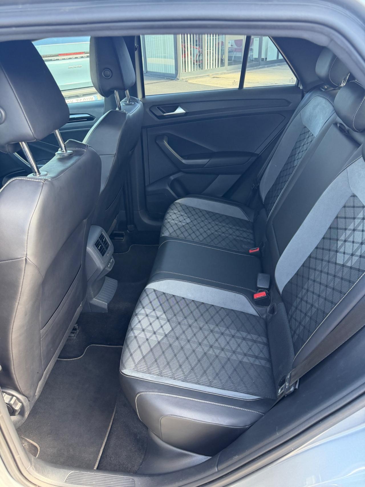 VOLKSWAGEN T-ROC 1.5 TSI ACT DSG R-LINE