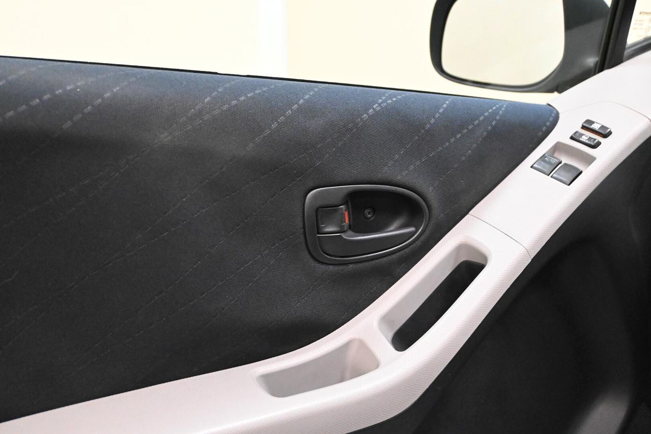 TOYOTA Yaris 2ª serie Yaris 1.0 5 porte Sol