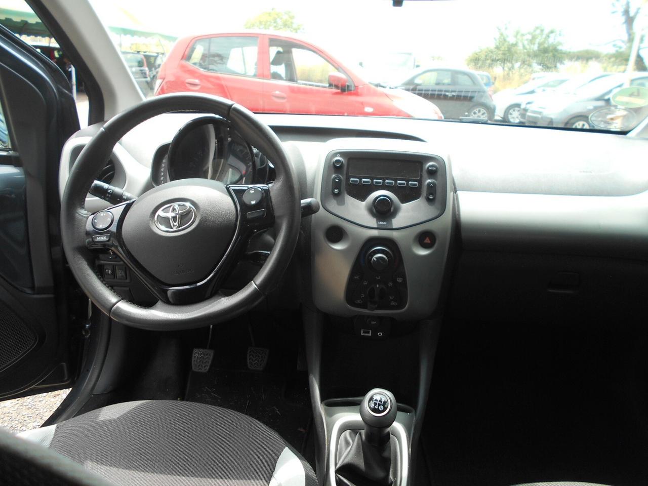 Toyota Aygo 1.0 5 porte Lounge Connect euro 5 neo patentati