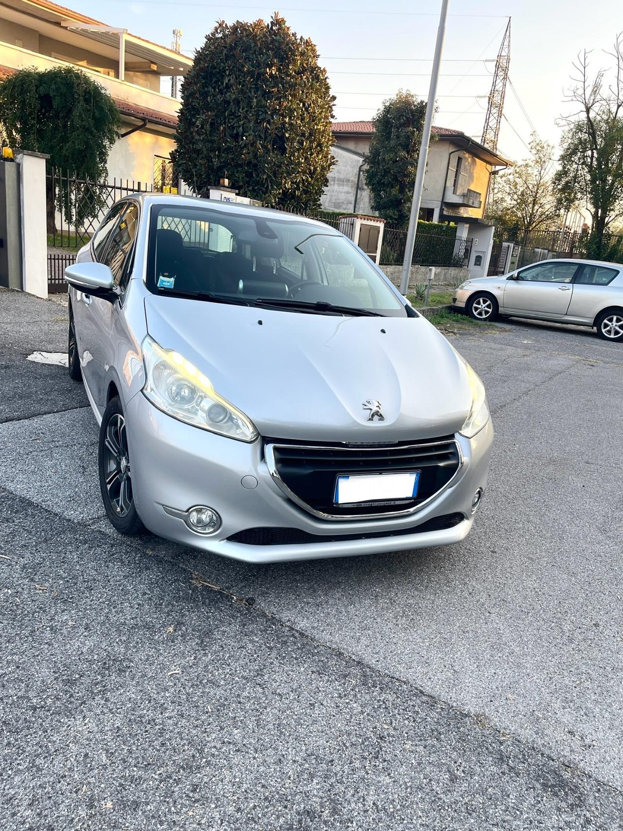 Peugeot 208 1.4 HDi 68 CV 5 porte Allure per Neopatentati 204