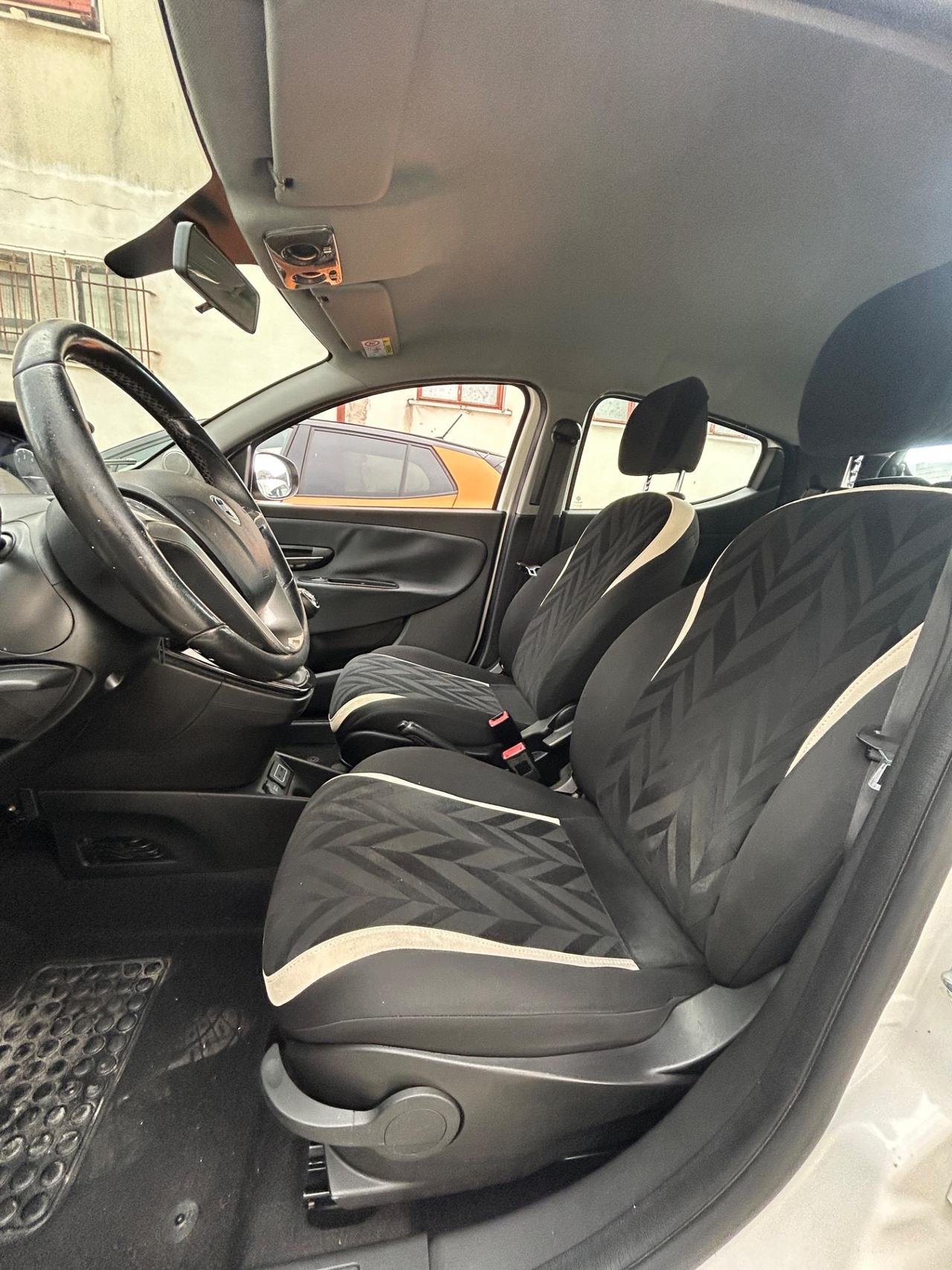 Lancia Ypsilon 1.2 69 CV 5 porte Platinum