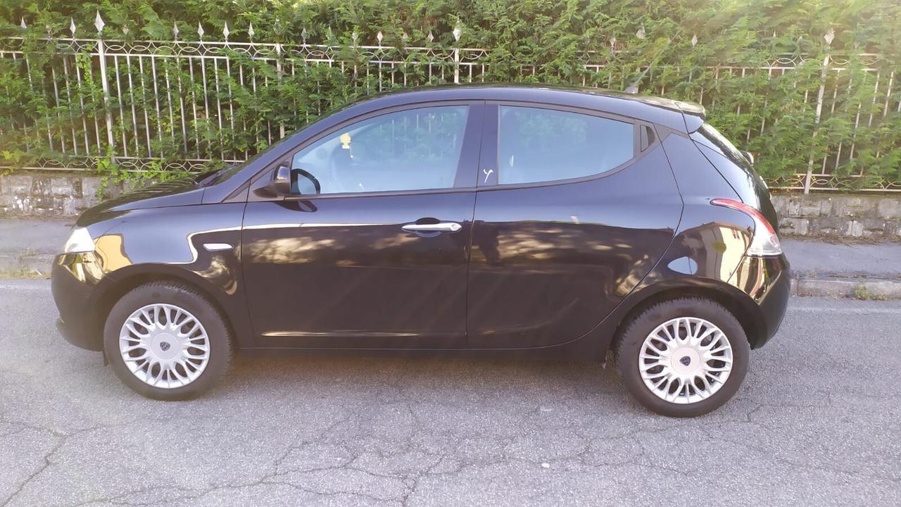 Lancia Ypsilon 1.2 5 porte Silver