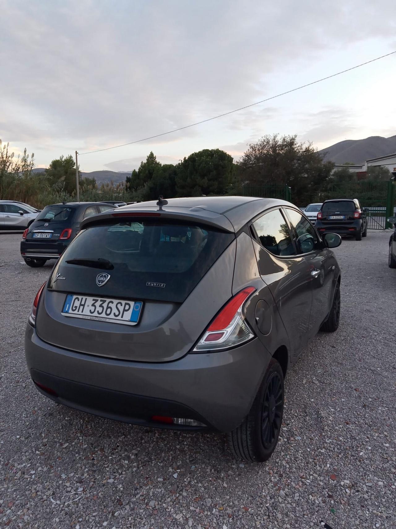 Lancia Ypsilon 1.0 FireFly 5 porte S&S Hybrid Ecochic Silver