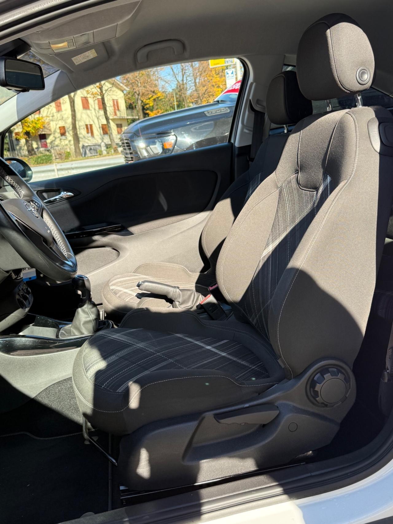 Opel Corsa 1.4 90CV Black&white Neopatentati