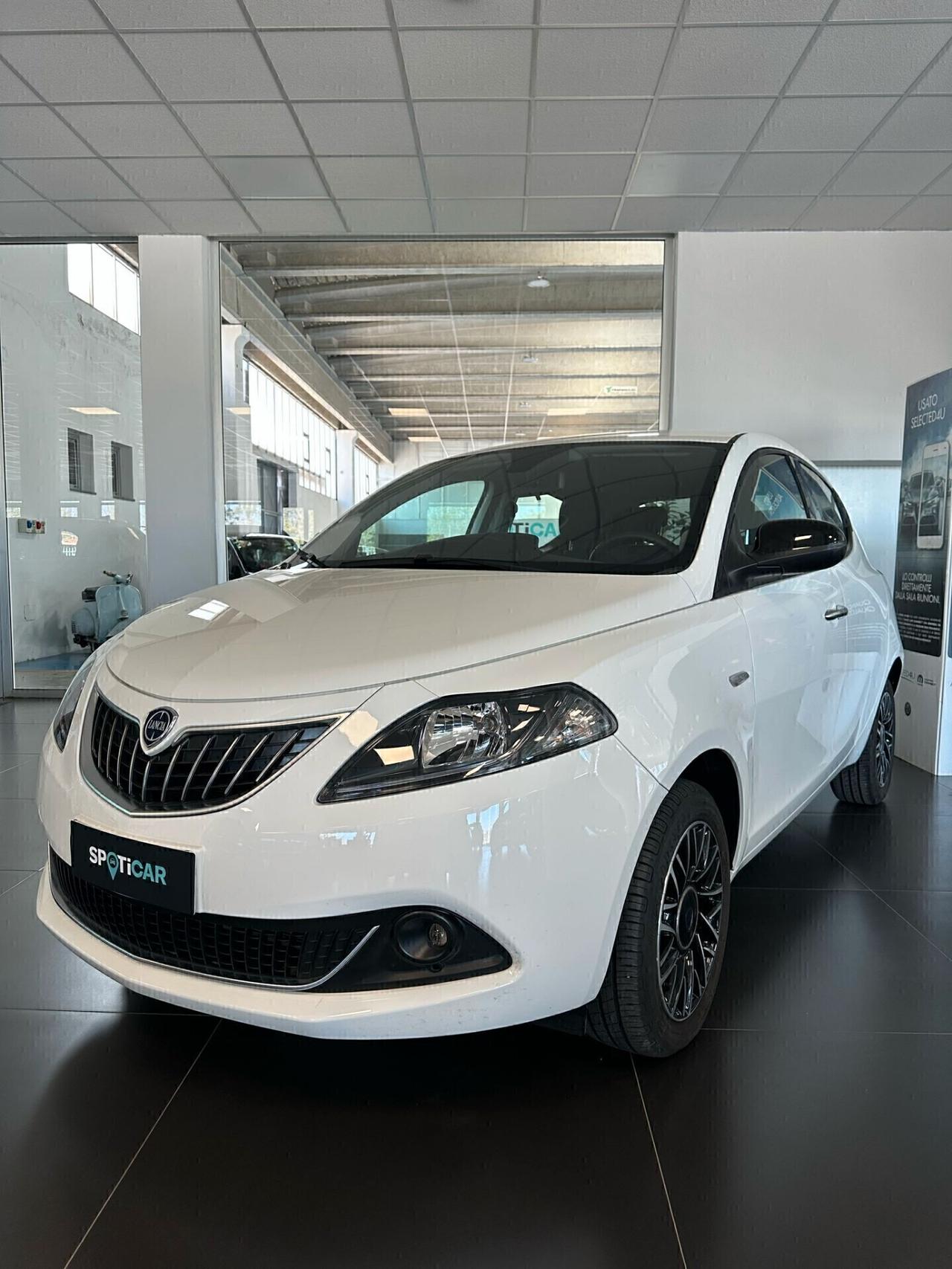 LANCIA YPSILON 1.0 HYBRID 70CV 2024 PLATINO