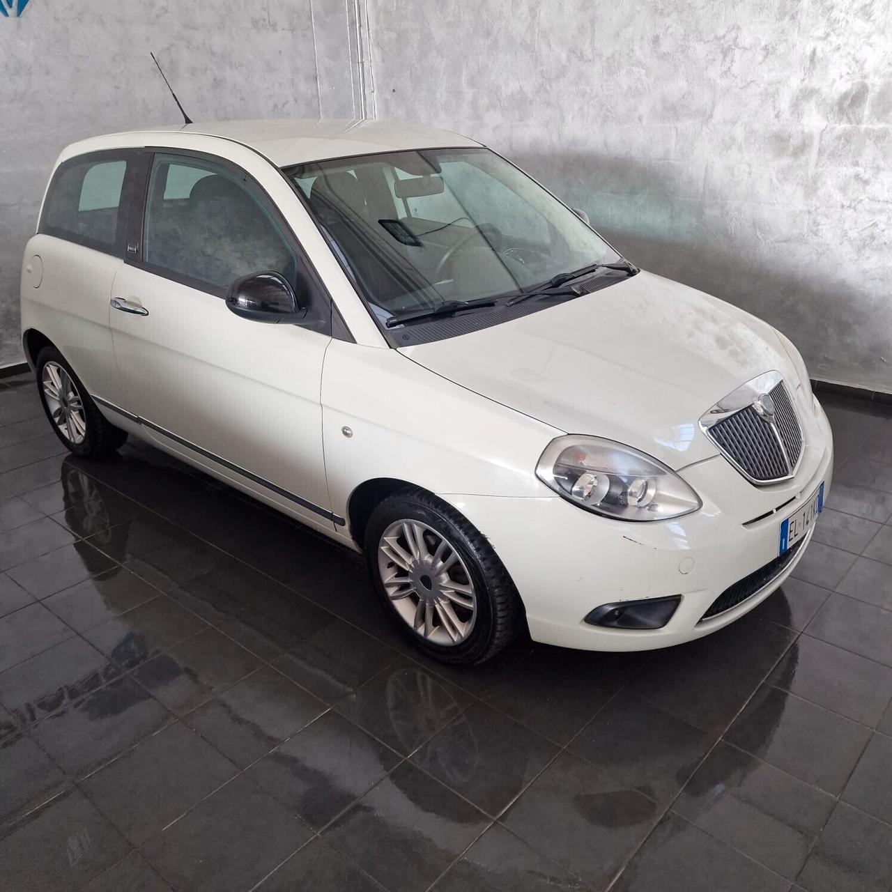 Lancia Ypsilon 1.3 MJT 75 CV Unyca