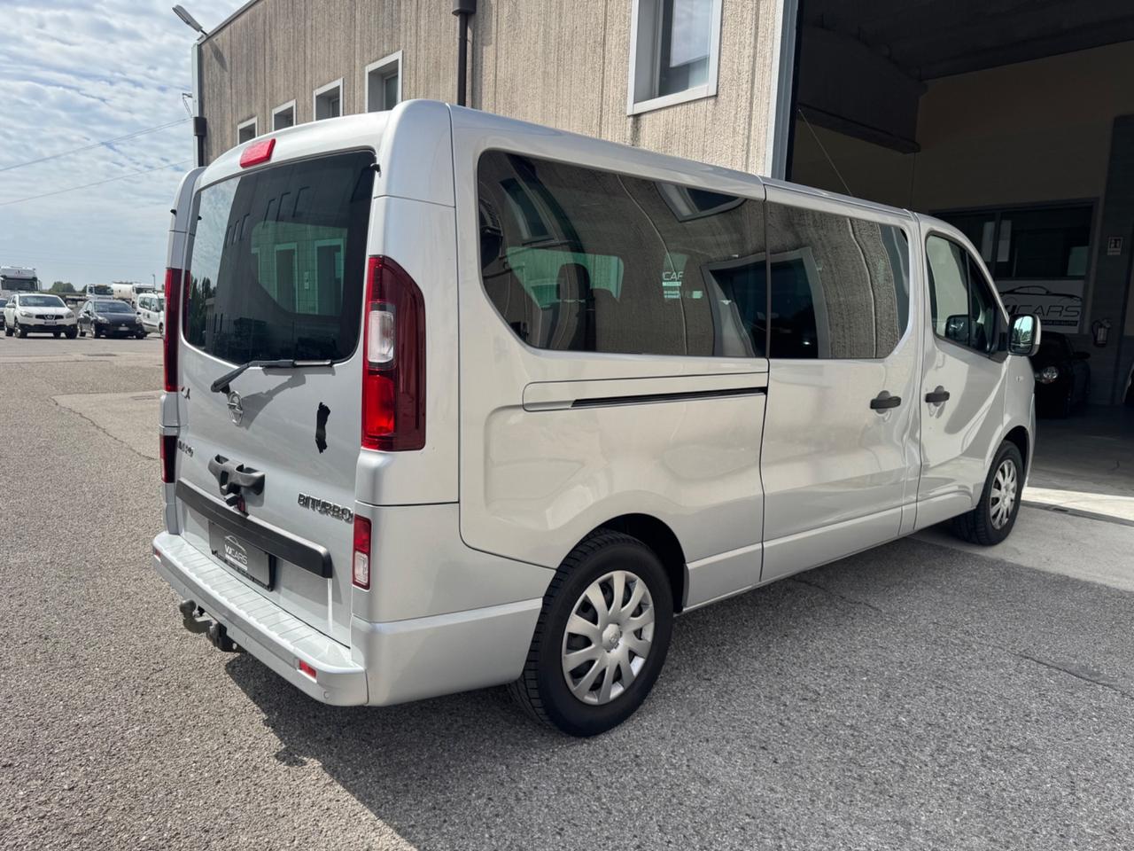 Opel Vivaro 9 posti passo lungo