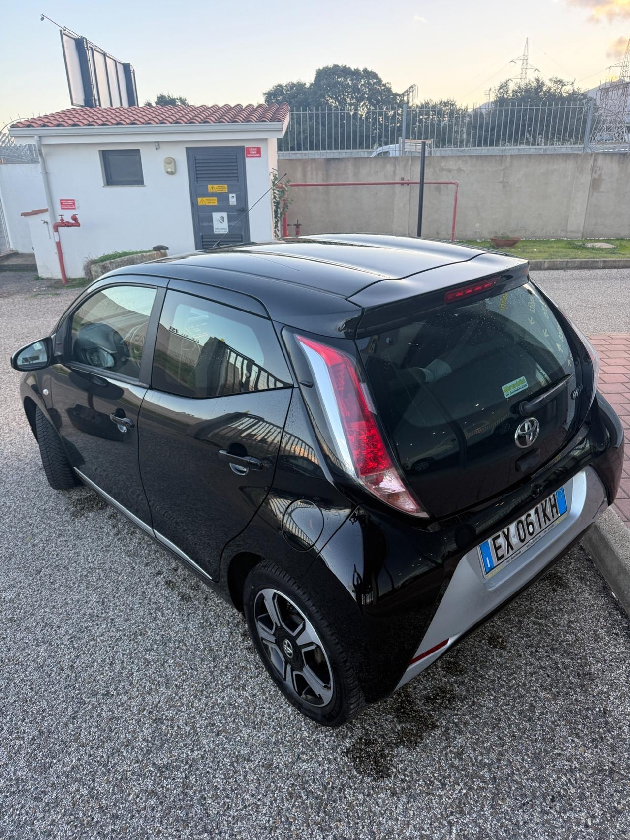 Toyota AYGO 1.0 Lounge XPLAY my14"