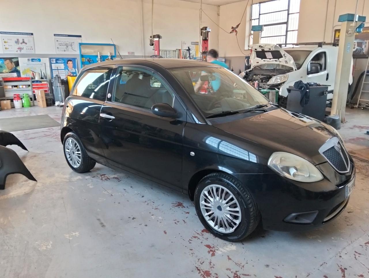 Lancia Ypsilon 1.4 Argento gpl serie
