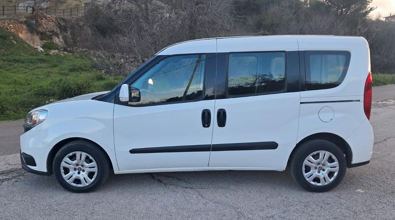 Fiat Doblo 1.3 MTJ Autocarro con gancio traino N1 5 posti