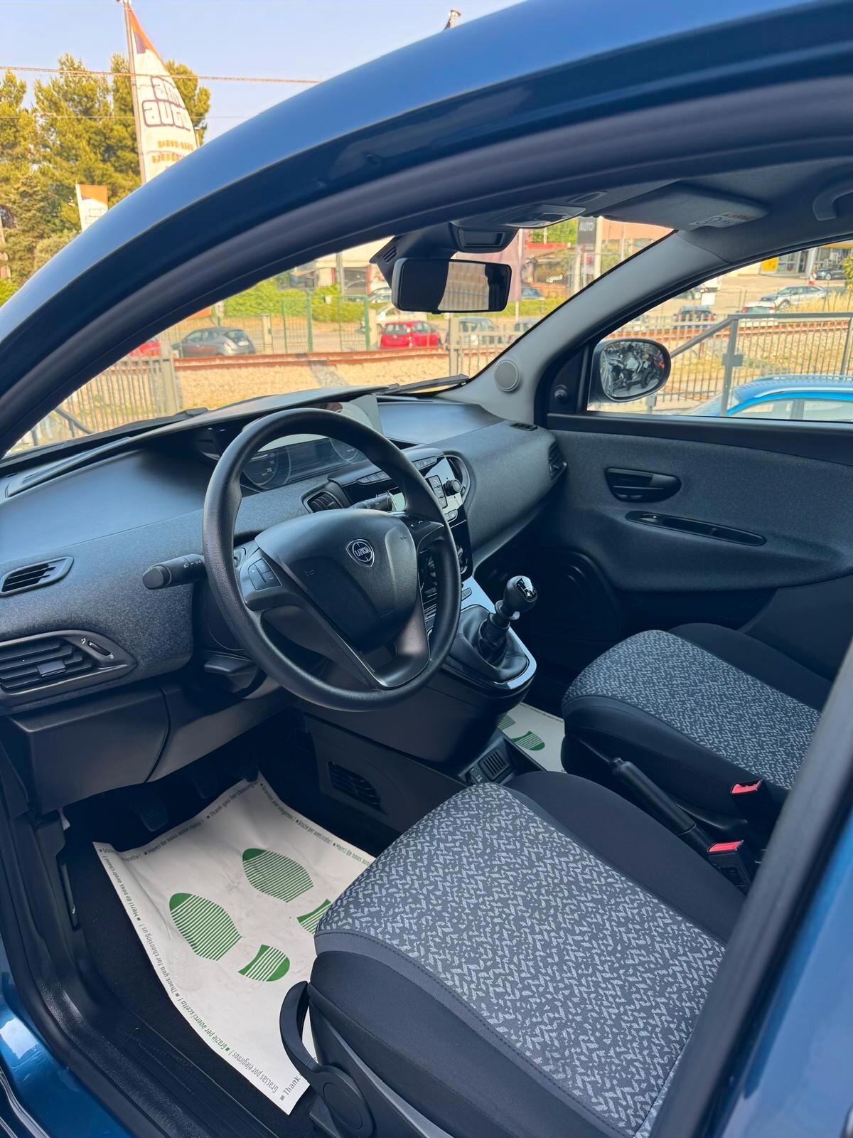 Lancia Ypsilon 1.0 FireFly 5 porte S&S Hybrid Silver